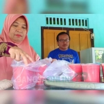 Salah satu lapak jus sedang melayani pesanan jus jambu biji. foto: AKINA/ BANGSAONLINE