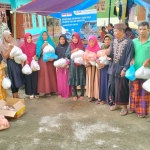 Perwakilan dari Ibadahsg Pte Ltd Singapura saat penyerahan bantuan untuk korban gempa di Desa Suwari, Kecamatan Sangkapura, Pulau Bawean. Foto: Ist.