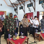 Kapolresta Banyuwangi AKBP Nasrun Pasaribu, S.I.K., M.H., dan Wakil Bupati Banyuwangi H. Sugirah meninjau kegiatan vaksinasi massal serentak di SMKN Kalibaru, SMAN Cluring, SMK Ponpes Miftahul Falah dengan jumlah total 3.750 peserta, Sabtu (11/9/2021). (foto: ist)