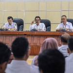 Kepala Dinas Komunikasi dan Informatika Kota Kediri Apip Permana (tengah) saat memberi sambutan. Foto: Ist.