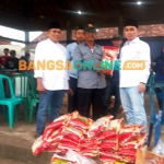 Wakil Bupati Mojokerto, Muhammad Al Barra atau yang akrab disapa Gus Barra, saat menyalurkan bantuan untuk korban banjir. Foto: ROCHMAT SAIFUL ARIS/BANGSAONLINE