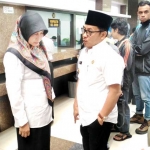 Wawali Drs. H. Sutiaji saat memberi arahan pada mantan Kepala Dispenduk, Dra Metawati Ika Wardhani agar tetap memberi pelayanan sambil menunggu SK Mendagri.