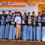 Moh. Fauzi, Kepala Sekolah SMK Mambaus Salam bersama para siswa-siswi saat launching pelatihan membuat kripik jagung.