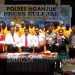 Satresnarkoba Polres Nganjuk menunjukkan barang bukti dan tersangka kasus narkoba dari hasil Operasi Tumpas Narkoba Semeru 2017. foto: INTAN/ BANGSAONLINE