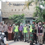 Petugas Polres Gresik ketika melakukan penjagaan gereja. foto: ist.