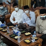 Ketua Umum PBNU, Said Aqil Siradj (kiri) saat bertemu dengan pengasuh Pondok Pesantren Al-Falah, Ploso, Kecamatan Mojo, Kabupaten Kediri, KH Nurul Huda Jazuli di kediamannya. Foto: MUJI HARJITA/ BANGSAONLINE