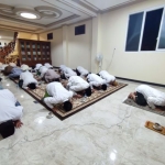 Prof Dr KH Asep Saifuddin Chalim, MA menjadi imam dalam salat malam, istighatsah dan doa bersama untuk bangsa Indonesia yang juga disiarkan secara virtual di kediaman Ning Imah, Jalan Siwalankerto Surabaya tadi malam, Kamis (29/7/2021). Foto: bangsaonline.com