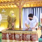 Guberur Khofifah saat menghadiri peresmian Taman Arjuno bersama Menteri Desa, Pembangunan Daerah Tertinggal dan Transmigrasi (PDTT) Dr. H. Abdul Halim Iskandar.