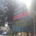 Baliho penolakan FDS di jalan pramuka Tuban. foto: SUWANDI/ BANGSAONLINE