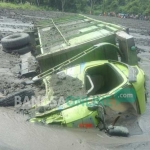 Salah satu truk penambang pasir yang terbawa arus banjir bandang di Kali Bladak. foto: AKINA/ BANGSAONLINE