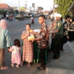 GM FKPPI saat bagi-bagi takjil di depan Koramil Gedangan, Sabtu (2/6) sore. foto: istimewa