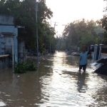 Kondisi banjir luapan Kali Lomong yang merendam Desa Deliksumber Kecamatan Benjeng. Foto: SYUHUD/ BANGSAONLINE