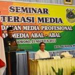 Bupati Amin Said saat memberikan sambutan dalam seminar literasi. (sugiyanto/BANGSAONLINE)