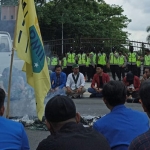 Mahasiswa di Blitar saat duduk bersama usai membakar keranda mayat dalam rangka demo menolak kenaikan harga BBM.