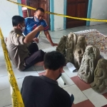 Kabid Sejarah dan Purbakala Disparbud Kabupaten Kediri Yuli Marwantoko (kaos biru), bersama tim saat melakukan pengecekan terhadap lima arca yang ditemukan, Minggu (17/1). (foto: ist).