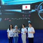 Head of Brand & Digital Marketing PT United Motors Centre (UMC), Yuanita (dua dari kanan) saat menerima penghargaan.
