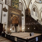 Mihrab dan mimbarnya sangat besar dan artistik. Foto: dok. pribadi