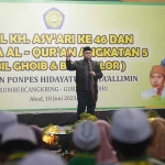 Bupati Kediri, Hanindhito Himawan Pramana, saat memberi sambutan dalam Haul KH. Asy’ari dan Wisuda Al-qur’an Pondok Pesantren Hidayatul Muta’allimin. Foto: Ist