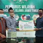 Wakil Sekretaris PWNU Jatim Syukron Dosi saat menerima bantuan produk aromatherapy plossa di Gedung PWNU Jatim, Selasa (14/7/2020).