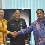 Rektor Unair, Prof. Moh. Nasih, SE., MT., Ak., CMA, Bupati Gresik Dr. Ir. H. Sambari Halim Radianto,S.T., M.Si., dan Chairman PT. Polowijo Gosari Group, A. Djauhar saat membahas pembangunan kampus Agro Techno park. foto: SYUHUD/ BANGSAONLINE