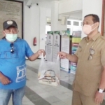 Perwakilan Serikat PKL Jombang saat menyerahkan paket sembako kepada sekretaris DPRD.