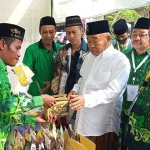 Kiai Asep saat meninjau stan bazar Pergunu Lumajang. 