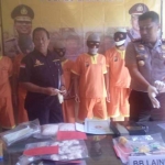 Kapolres Lamongan AKBP Feby DP Hutagalung menunjukkan para tersangka dan barang bukti.