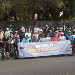 Peserta gowes saat singgah di Taman Sekartaji, Kota Kediri. Foto: Ist