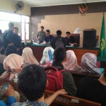 Warga yang hendak mendaftar atau mengambil surat keterangan tidak pernah tersangkut kasus hukum di PN Tuban. foto: GUNAWAN/ BANGSAONLINE