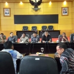 Rapat kerja DPRD Kota Blitar bersama pihak terkait, mengenai evaluasi pertandingan sepak bola di Kota Blitar .