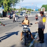 Anggota Koramil bersama Polsek Paron menggelar operasi yustisi di jalan raya pada Kamis (12/08).