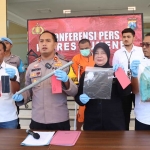 Polres Sumenep saat menggelar rilis pers ungkap kasus pembunuhan bermotif sakit hati.