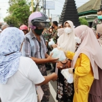 Persit Kartika Chandra Kirana Cabang XXXIII Kodim 0819/Pasuruan bagikan takjil kepada warga tepatnya yang melintas di Jalan Veteran No. 5 Kelurahan Kandangsapi, Kota Pasuruan, Jumat (22/4/2022).