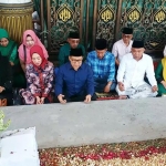 Muhaimin Iskandar bersama istri didampingi anggota Komisi V DPR RI Syadiuddin Asmoro, Wakil Ketua DPRD Bangkalan, serta Pengurus DPC PKB Bangkalan saat membaca tahlil di Makam Syaikhona Kholil, Sabtu (15/2). foto: FAUZI/ BANGSAONLINE