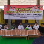 Bupati Jombang Hj. Mundjidah Wahab menyerahkan secara simbolis sertifikat tanah program pendaftaran tanah sistematis lengkap (PTSL) di Desa Sidokerto, Kecamatan Mojowarno. (foto: ist)