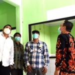 Wali Kota Kediri Abdullah Abu Bakar (baju putih) saat meninjau RSUD Gambiran 1. 