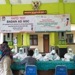 Pelaksanaan rapid test petugas penyelenggara Pilbup Tuban 2020. (foto: ist)