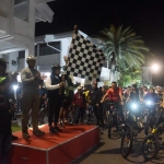 Pj Wali Kota Kediri Zanariah saat memberangkatkan peserta gowes malam. (dok. Ist)