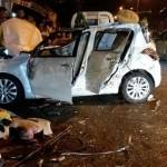 Bangkai mobil kecelakaan jadi tontonan warga di sekitar TKP.