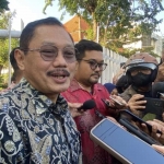 Prof. Budi Santoso saat ditemui awak media di depan Gedung Kampus A, Fakultas Kedokteran Unair, Senin (8/7/2024).