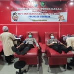 Sejumlah personel Polresta Sidoarjo saat mengikuti donor darah dalam rangka memperingati Hari Bhayangkara ke-75.