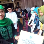 Gubernur Khofifah saat menyalurkan Zakat Produktif untuk pelaku usaha ultra mikro di Wisata Religi Batu-Ampar Pamekasan.
