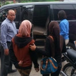 YA (pakai jaket) didampingi keluarganya saat akan divisum oleh Polres Sumenep di Rumah Sakit Dr Moh Anwar.