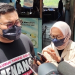 Bupati Kediri Hanindhito Himawan Pramana saat memberi keterangan kepada wartawan usai menggelar acara ngopi bareng awak media. foto: MUJI HARJITA/ BANGSAONLINE