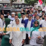 Deny Widyanarko-Mudawamah saat berjalan untuk mendaftar ke KPU Kabupaten Kediri. Foto: MUJI HARJITA/BANGSAONLINE