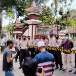 Kondisi demo di depan Kantor DPRD Kabupaten Pamekasan.