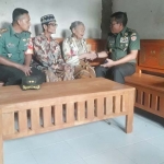 Mbah Tipah saat mengucapkan terima kasih kepada TNI.