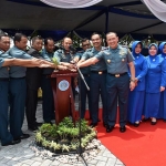 Peresmian Gedung Kolat Puspenerbal ditandai dengan penekanan tombol sirine secara bersama-sama oleh Wakasal, Pangarmada II, Dankodiklatal, Gubernur AAL, Asisten Kasal, serta Danpuspenerbal.