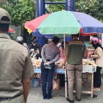 Memasuki bulan puasa, Satpol PP, Polri, dan Dishub Kabupaten Ngawi melakukan patroli sekaligus sosialisasi penerapan protokol kesehatan kepada para penjual dan pembeli takjil di sekitar Alun-Alun Merdeka hingga sepanjang jalan raya dalam kota. (foto: ist)