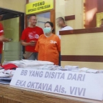 Tersangka Vivi berikut barang bukti.